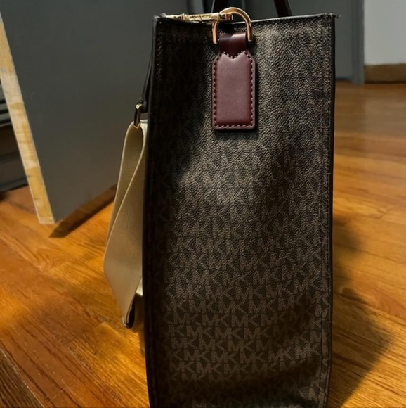 Micheal Kohrs Large Tote - Picture 6 of 7